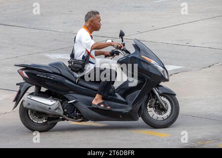 SAMUT PRAKAN, THAÏLANDE, septembre 28 2023, Un homme conduit une moto Banque D'Images