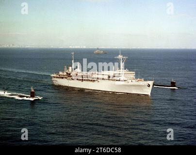 L'USS Dixon (AS-37) quitte San Diego avec l'USS Gurnard (SSN-662) et l'USS Guitarro (SSN-665) le 17 septembre 1990 (6464588) Banque D'Images