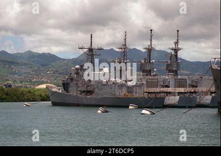 USS Duncan (FFG-10), USS Harold E. Holt (FF-1074) et USS Whipple (FF-1062) stationnés à Pearl Harbor, Hawaï (USA), le 31 mai 1996 (6495379) Banque D'Images