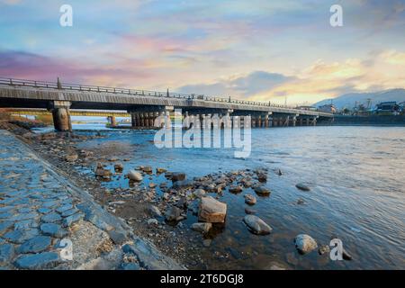 Kyoto, Japon - avril 1 2023 : le pont Uji traverse la rivière Uji a été construit en 646 considéré comme l'un des trois plus anciens ponts de tout le Japon Banque D'Images