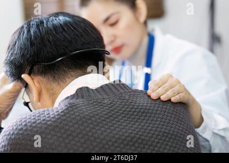 Mains du personnel médical réconfortant pour rassurer le patient en clinique, Santé et concept médical Banque D'Images