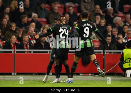 Amsterdam, pays-Bas. 9 novembre 2023. Ansu Fati (Brighton) football/football : Fati célèbre après son but avec les joueurs de l'équipe lors du match du groupe B de l'UEFA Europa League entre le Sporting AFC Ajax 0-2 Brighton et le Hove Albion FC au Johan Cruijff Arena à Amsterdam, pays-Bas . Crédit : Mutsu Kawamori/AFLO/Alamy Live News Banque D'Images