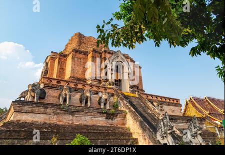 Principal central, 14e siècle chedi du complexe de temple vaste, ancienne architecture Lanna, éclairé par le soleil de fin d'après-midi, belle région entourée par tre Banque D'Images