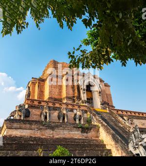 Principal central, 14e siècle chedi du complexe de temple vaste, ancienne architecture Lanna, éclairé par le soleil de fin d'après-midi, belle région entourée par tre Banque D'Images