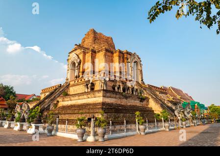 Principal central, 14e siècle chedi du complexe de temple vaste, ancienne architecture Lanna, éclairé par le soleil de fin d'après-midi, belle région entourée par tre Banque D'Images