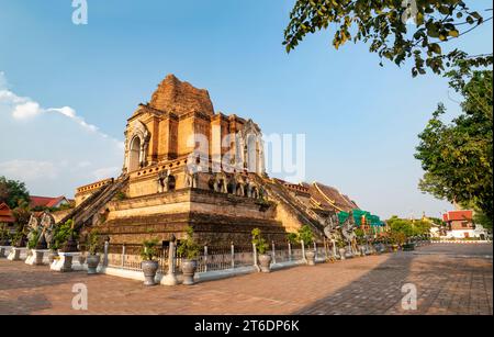 Principal central, 14e siècle chedi du complexe de temple vaste, ancienne architecture Lanna, éclairé par le soleil de fin d'après-midi, belle région entourée par tre Banque D'Images