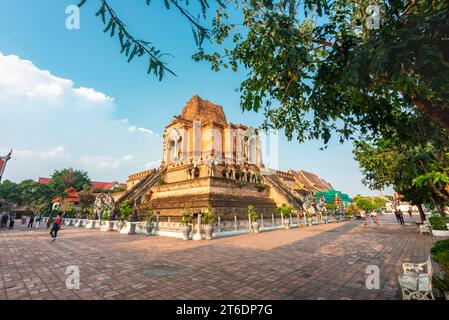 Principal central, 14e siècle chedi du complexe de temple vaste, ancienne architecture Lanna, éclairé par le soleil de fin d'après-midi, belle région entourée par tre Banque D'Images