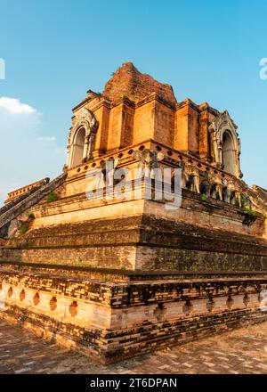 Principal central, 14e siècle chedi du complexe de temple vaste, ancienne architecture Lanna, éclairé par le soleil de fin d'après-midi, belle région entourée par tre Banque D'Images