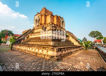 Principal central, 14e siècle chedi du complexe de temple vaste, ancienne architecture Lanna, éclairé par le soleil de fin d'après-midi, belle région entourée par tre Banque D'Images