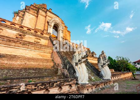 Principal central, 14e siècle chedi du complexe de temple vaste, ancienne architecture Lanna, éclairé par le soleil de fin d'après-midi, belle région entourée par tre Banque D'Images