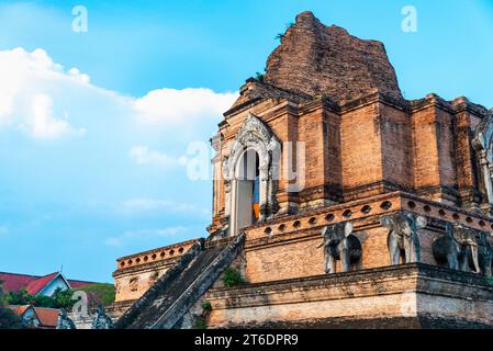 Principal central, 14e siècle chedi du complexe de temple vaste, ancienne architecture Lanna, éclairé par le soleil de fin d'après-midi, belle région entourée par tre Banque D'Images