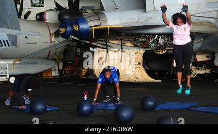 USS George H.W. Bush exercice classe 141020 Banque D'Images