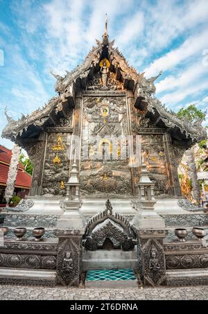 L'un des plus beaux temples de Chiang Mai.unique temple revêtu d'argent, à l'intérieur et à l'extérieur, de manière complexe, traditionnellement fait à la main et façonné par l'habileté Banque D'Images