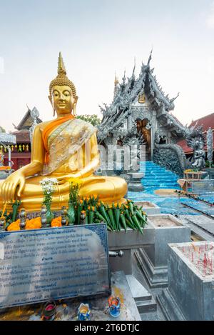 Près de l'entrée du temple, l'un des plus beaux n Chiang Mai.unique, revêtu d'argent, à l'intérieur et à l'extérieur, subtilement, traditionnellement fait et façonné à la main Banque D'Images