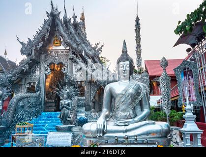 Près de l'entrée du temple, l'un des plus beaux n Chiang Mai.unique, revêtu d'argent, à l'intérieur et à l'extérieur, subtilement, traditionnellement fait et façonné à la main Banque D'Images