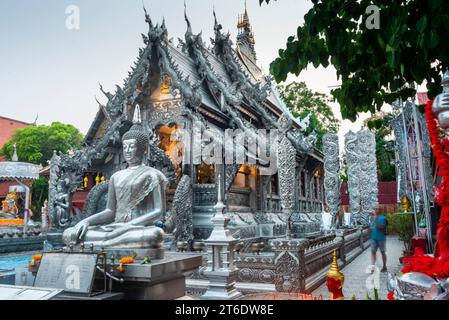 Près de l'entrée du temple, l'un des plus beaux de Chiang Mai.unique, vêtu d'argent, à l'intérieur et à l'extérieur, subtilement, traditionnellement fait à la main et fashione Banque D'Images