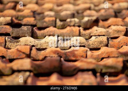 Détail d'un vieux toit de tuiles sur une vieille maison. Texture Banque D'Images