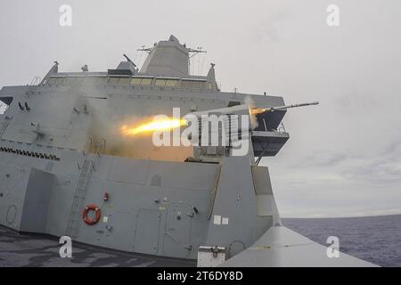 USS Green Bay (LPD-20) lançant le missile Rolling Airframe RIM-116 pendant le Valiant Shield 160918 Banque D'Images