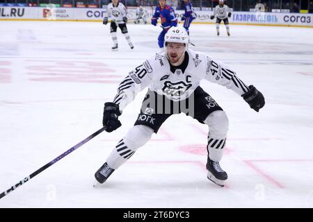 Saint-Pétersbourg, Russie. 09 novembre 2023. Joueur du club de hockey de Traktor, Sergei Kalinin (40) vu en action pendant la Ligue de hockey Kontinental, saison régulière KHL 2023 - 2024 entre SKA Saint Petersburg et Traktor Chelyabinsk au Palais des sports de glace. (Score final ; SKA Saint Petersburg 4:3 Traktor Chelyabinsk) crédit : SOPA Images Limited/Alamy Live News Banque D'Images