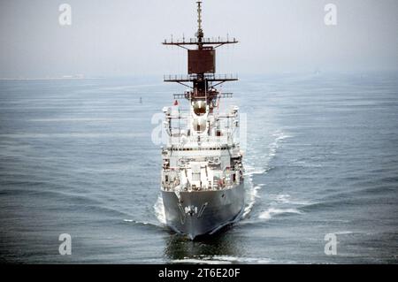 USS Harry E. Yarnell (CG-17) en mer le 1 mai 1990 (6457118) Banque D'Images