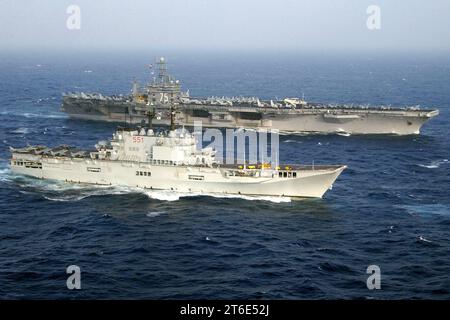 USS Harry S. Truman (CVN-75) avec le porte-avions italien ITS Giuseppe Garibaldi (C-551) Banque D'Images