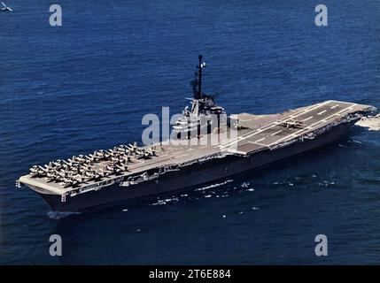 USS Hornet (CVS-12) en mer en 1960 Banque D'Images