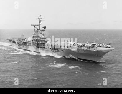USS Hornet (CV-12) en cours en octobre 1969 Banque D'Images