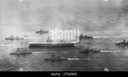 USS Hornet (CV-12) en cours avec sept destroyers c1965 Banque D'Images