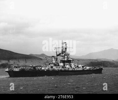 USS Indiana (BB-58) dans un port du Pacifique Sud Banque D'Images