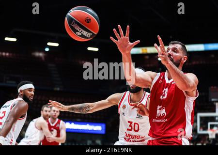 Milan, Italie. 09 novembre 2023. Nikola Mirotic #33 de EA7 Emporio Armani Milan vu en action lors du match de la saison régulière de Turkish Airlines Euroleague Round 7 entre EA7 Emporio Armani Milan et Valencia basket au Mediolanum Forum, Milan, Italie le 09 novembre 2023 - photo FCI/Fabrizio Carabelli score final; EA7 Milan 83:52 Valence (photo de Fabrizio Carabelli/SOPA Images/Sipa USA) crédit : SIPA USA/Alamy Live News Banque D'Images