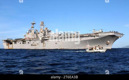 L'USS Iwo Jima arrive à GITMO Banque D'Images