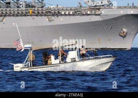 L'USS Iwo Jima arrive à la base navale de Guantanamo Banque D'Images