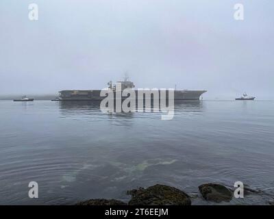 USS Kitty Hawk (CV-63) est remorqué de Bremerton, Washington (USA), à la ferraille le 15 janvier 2022 (220115 Banque D'Images