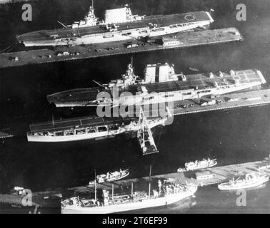 USS Langley (CV-1), USS Lexington (CV-2) et USS Saratoga (CV-3) au chantier naval de Puget Sound, en 1929 (NNAM.1996.488.001.004) Banque D'Images