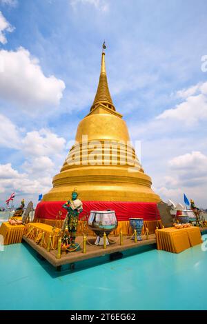 Au sommet, sur le pont extérieur, un grand stupa doré avec une figure de couleur jade. Au Wat Saket, le Mont d'Or. À Bangkok, Thaïlande. Banque D'Images