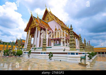 Une vue sur le grand temple dans la cour après une tempête, des conditions humides et nuageuses. Au Wat Suthat Thepwararam Ratchaworamahawihan à Bangkok, Thaila Banque D'Images