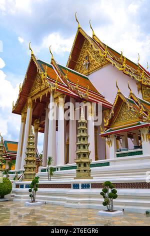 Une vue sur le grand temple dans la cour après une tempête, des conditions humides et nuageuses. Au Wat Suthat Thepwararam Ratchaworamahawihan à Bangkok, Thaila Banque D'Images