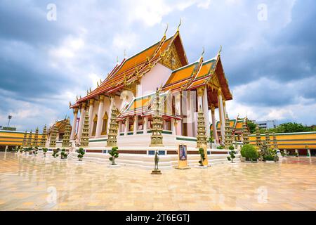 Une vue sur le grand temple dans la cour après une tempête, des conditions humides et nuageuses. Au Wat Suthat Thepwararam Ratchaworamahawihan à Bangkok, Thaila Banque D'Images