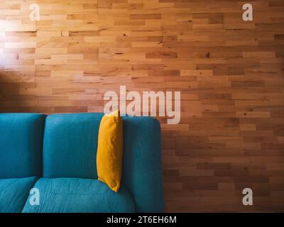 Vue aérienne d'une salle à manger, parquet brun et canapé vert Banque D'Images