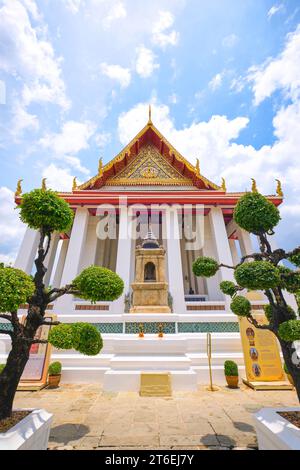 Vue extérieure du temple imminent avec de hautes colonnes blanches. Au Phra Ubosot Wat Suthat à Bangkok, Thaïlande. Banque D'Images