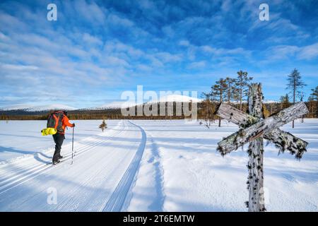 Ski de randonnée près de Pallastunturi Fell, Muonio, Laponie, Finlande Banque D'Images