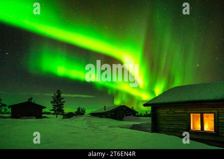 Aurores boréales à Pahakuru, refuge sauvage ouvert, Muonio, Laponie, Finlande Banque D'Images