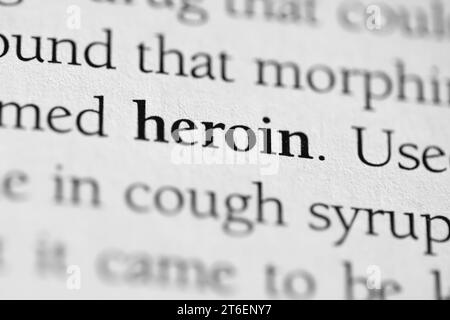 Gros plan du terme pharmacologique médical ou addictif 'héroïne' en noir sur papier blanc Banque D'Images