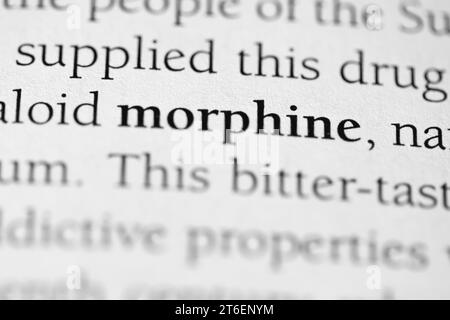 Gros plan sur le terme pharmacologique médical ou addictif "morphine" en noir sur papier blanc Banque D'Images