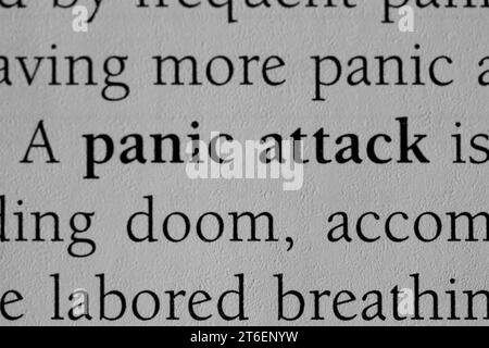 Un gros plan d'un terme désignant un effet secondaire psychologique du trouble anxieux 'crise de panique' sur le livre blanc Banque D'Images