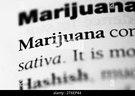 Gros plan du terme pharmacologique médical ou addictif "marijuana" en noir sur papier blanc Banque D'Images