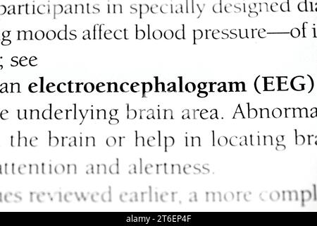 Gros plan d'un terme médical 'électroencéphalogramme (EEG)' imprimé en noir sur une page blanche Banque D'Images