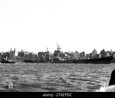 USS Missouri (BB-63) et USS Renshaw (DD-499) au large de New York (États-Unis) lors de la révision de la flotte de la Navy Day, vers le 27 octobre 1945 Banque D'Images
