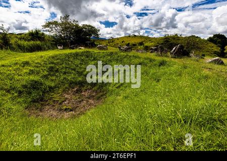 Plaine des jarres (plaine des jarres), cratère de bombe aérienne sur le site 1, Phonsavan, province de Xiangkhouang, Laos, Asie du Sud-est, Asie Banque D'Images