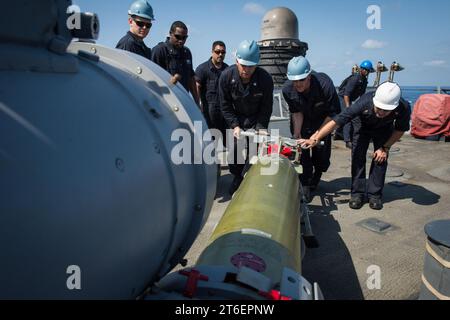 USS Mitscher (DDG 57) 141020 Banque D'Images